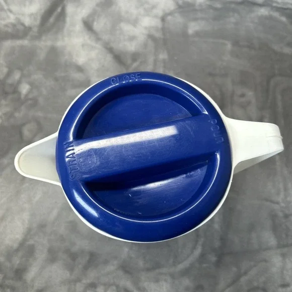 Vintage Pillsbury Doughboy 80 oz White Plastic Pitcher W/ Blue Lid - Picture 7 of 10